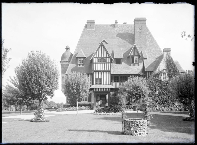 Vue d'ensemble du manoir « le Val fleuri » appartenant à M. Gallier.