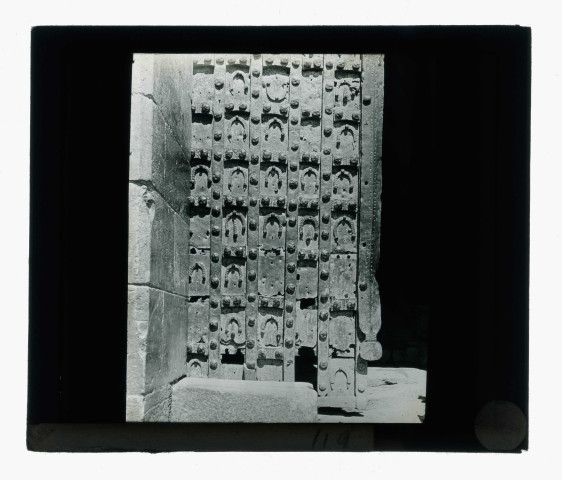 Porte ornementée en métal.