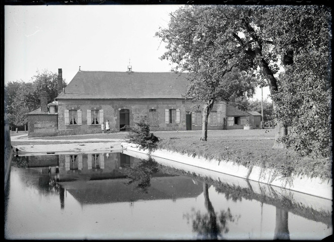 Maison normande et étang.