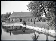 Maison normande et étang.