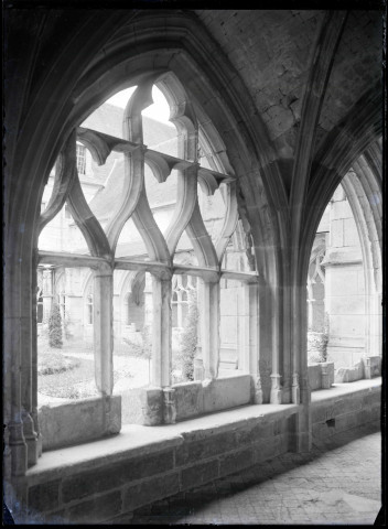 Ruines du cloître de l'abbaye Notre-Dame de Fontenelle de Saint-Wandrille-Rançon (Seine-Maritime).
