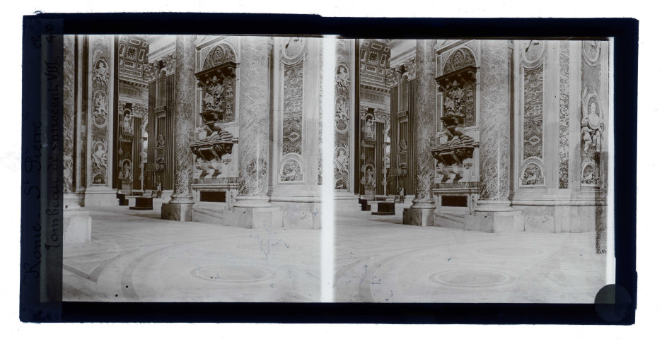 Tombeau d'Innocent VIII dans la basilique Saint-Pierre de Rome (Italie).