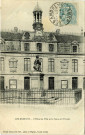 Andelys (Les). L'Hôtel de Ville et la Statue de Poussin.