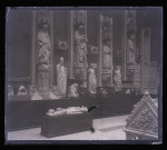 Moulages de statues d'église exposés dans un musée.