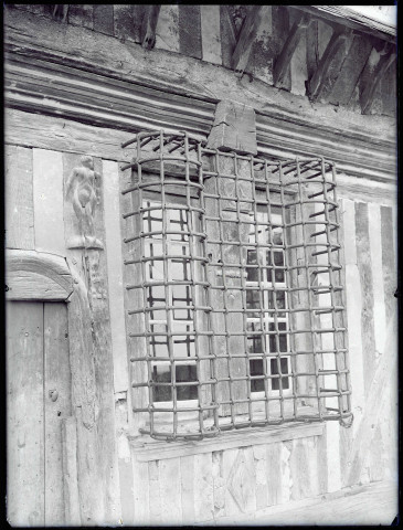 Fenêtre à grille en fer forgé du manoir de M. Glatigny à Tourgéville (Calvados).