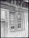Fenêtre à grille en fer forgé du manoir de M. Glatigny à Tourgéville (Calvados).
