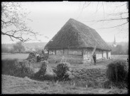 Paysans dans les champs devant une grange dans les environs de Ménesqueville (Eure).