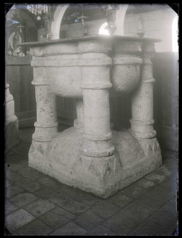 Église de La Haye-Aubrée (Eure), fonts baptismaux.