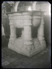 Église de La Haye-Aubrée (Eure), fonts baptismaux.