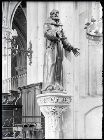 Statue de l'entrée du chœur côté nord de l'église collégiale Saint-Laurent, église Notre-Dame de Eu (Seine-Maritime).