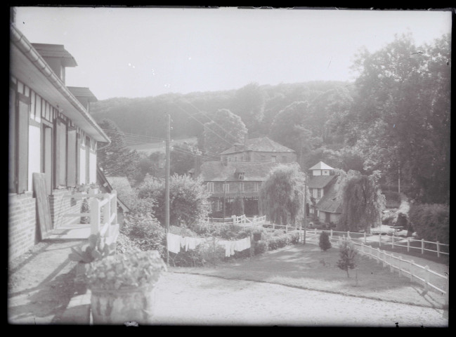 Le manoir Conti de la famille Savary près du Roule (Eure), avec la maison du « comptable » au fond.