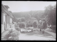 Le manoir Conti de la famille Savary près du Roule (Eure), avec la maison du « comptable » au fond.
