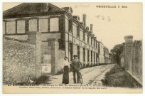 Caillouet-Orgeville. L'établissement-En sortant du parc, rue bordant la partie N-O, de l'oeuvre : Sainte-Eugénie. Pavillon, Saint-Jules, Cuisine, Economat, au fond le Clocher de la Chapelle Mortuaire.