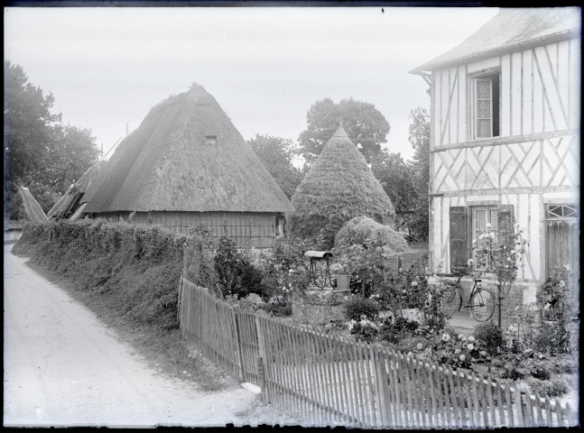 Grange en toit de chaume et meule de paille.
