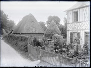 Grange en toit de chaume et meule de paille.