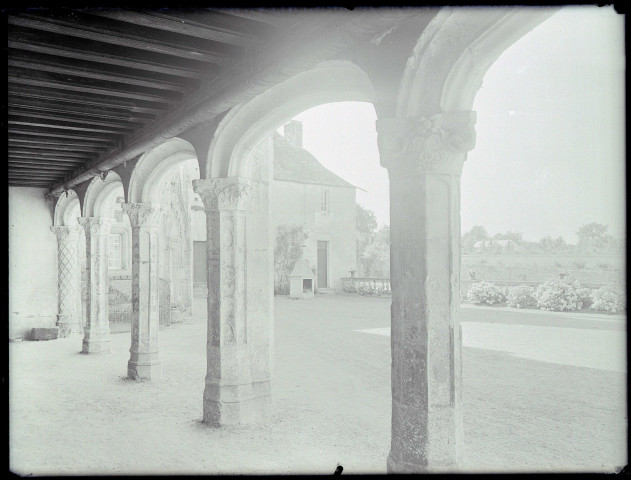 Cour intérieure vue de la galerie du manoir d'Ango de Varengeville-sur-Mer (Seine-Maritime).