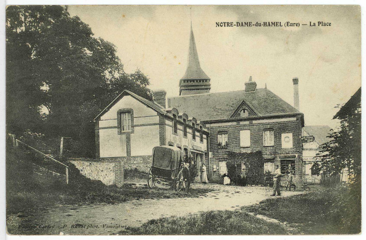Notre-Dame-du-Hamel. La Place.