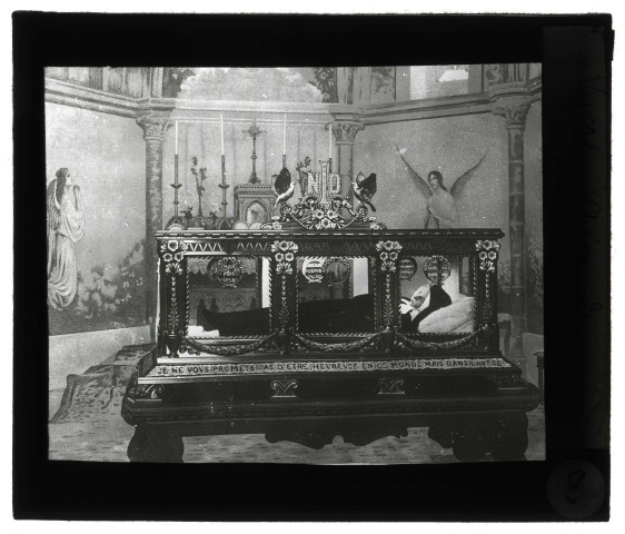 Église Saint-Sauveur de Nevers (Nièvre), châsse de Sainte-Bernadette.