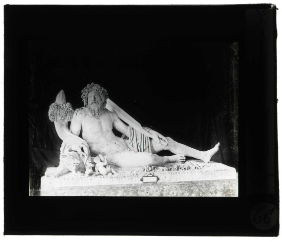 Statue d'une divinité fluviale à Rome (Italie).