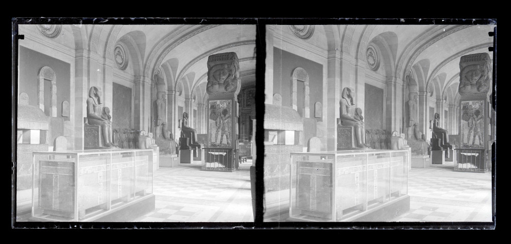 Salle et collections d'un musée égyptien.