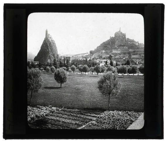 Rochers de Corneille, d'Aiguilhe et ville du Puy-en-Velay (Haute-Loire).