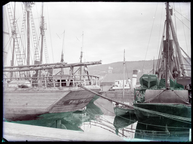 Bateaux de pêche et remorqueur « l'Automne » à quai dans le port de Fécamp (Seine-Maritime).