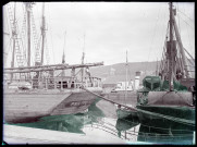 Bateaux de pêche et remorqueur « l'Automne » à quai dans le port de Fécamp (Seine-Maritime).