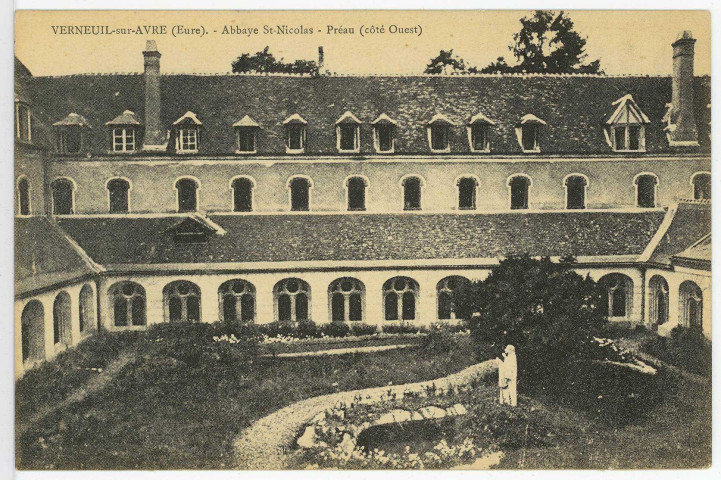 Verneuil-sur-Avre. Abbaye St-Nicolas - Préau (côté Ouest).