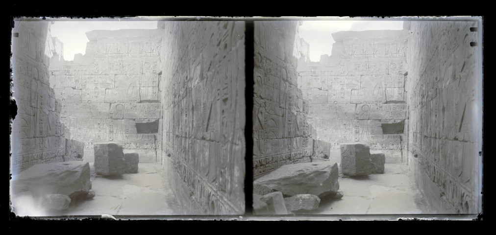 Vestiges de temple égyptien, probablement à Louxor (Égypte).