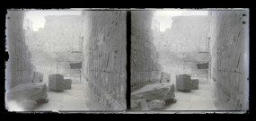 Vestiges de temple égyptien, probablement à Louxor (Égypte).