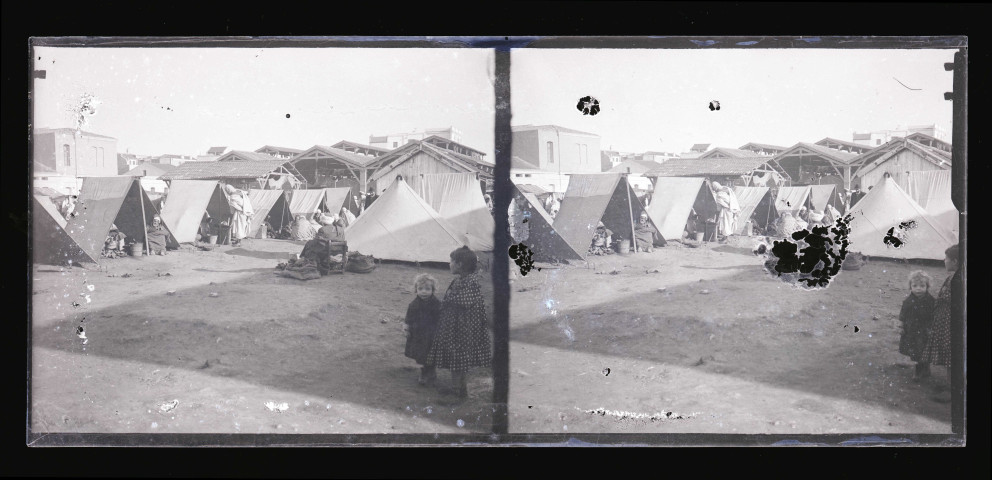 Bédouins dans leur campement dans les faubourgs d'une ville algérienne.