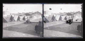 Bédouins dans leur campement dans les faubourgs d'une ville algérienne.
