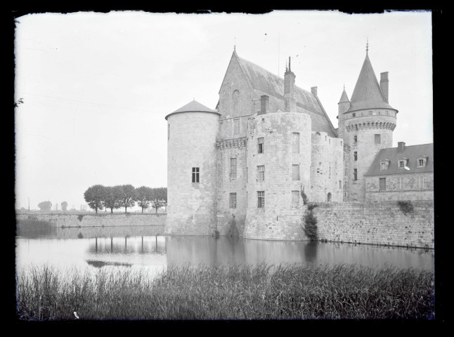 Tours et douves du château de Sully-sur-Loire (Loiret)