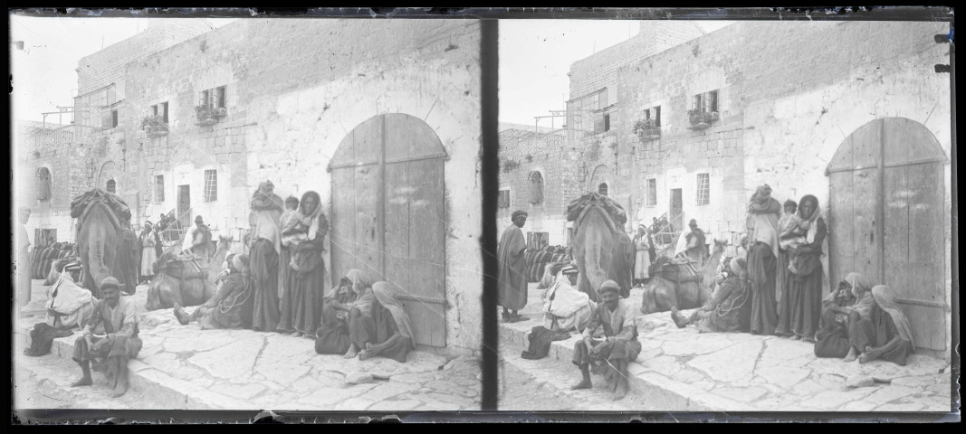 Caravaniers au pied d'une habitation.