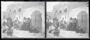 Caravaniers au pied d'une habitation.