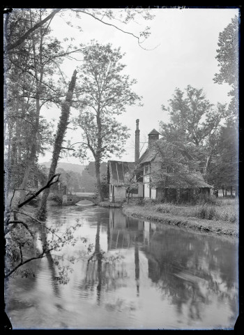 Maison des guides de France sur la rive de l'Andelle traversant la campagne de Radepont (Eure).
