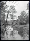 Maison des guides de France sur la rive de l'Andelle traversant la campagne de Radepont (Eure).