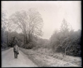 Vieil homme sur le chemin longeant les dépendances (box à chevaux) du château de Rosay-sur-Lieure (Eure).