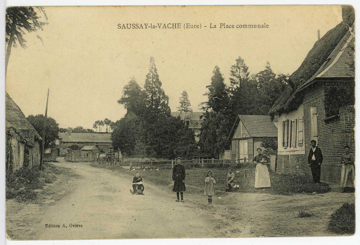 Saussay-la-Vache. La Place communale.
