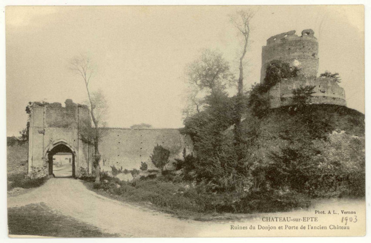 Château-sur-Epte. Ruines du Donjon et Porte de l'Ancien Château.