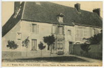 Vesly. Ferme Gasse - Ancien Manoir du Taillis - Fenêtres sculptées du XVIe siècle.