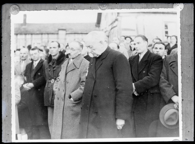 L'abbé Bretocq lors de la cérémonie de remise de son titre de la légion d'honneur.