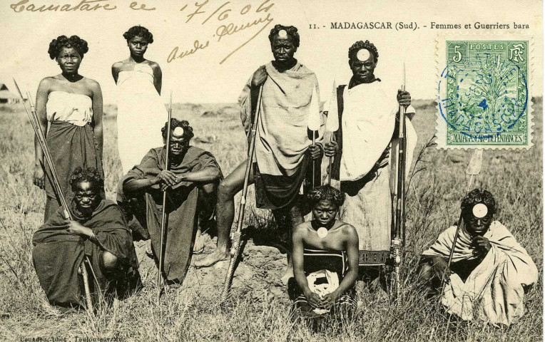 MADAGASCAR (Sud). - Femmes et guerriers bara