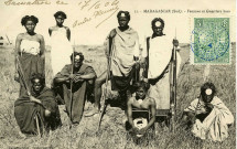 MADAGASCAR (Sud). - Femmes et guerriers bara