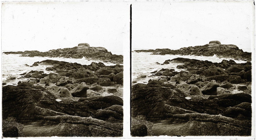 Vagues sur les rochers de la côte bretonne.