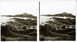 Vagues sur les rochers de la côte bretonne.
