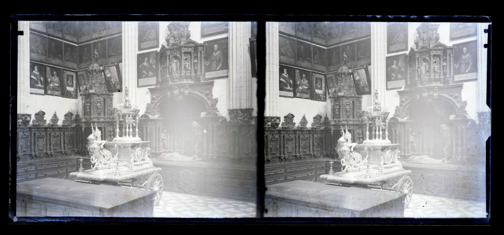 Intérieur d'un édifice religieux catholique (galerie de portraits, reliquaire, gisant).