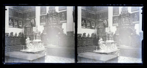 Intérieur d'un édifice religieux catholique (galerie de portraits, reliquaire, gisant).