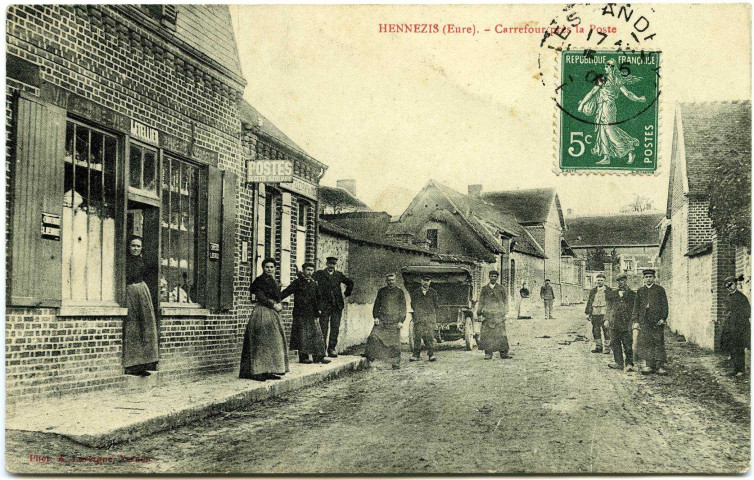 Hennezis. Carrefour près la Poste.