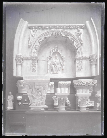 Moulage du tympan de la porte de l'ancien cloître de la cathédrale de Reims (Marne), exposé au musée du Trocadéro de Paris (Seine).